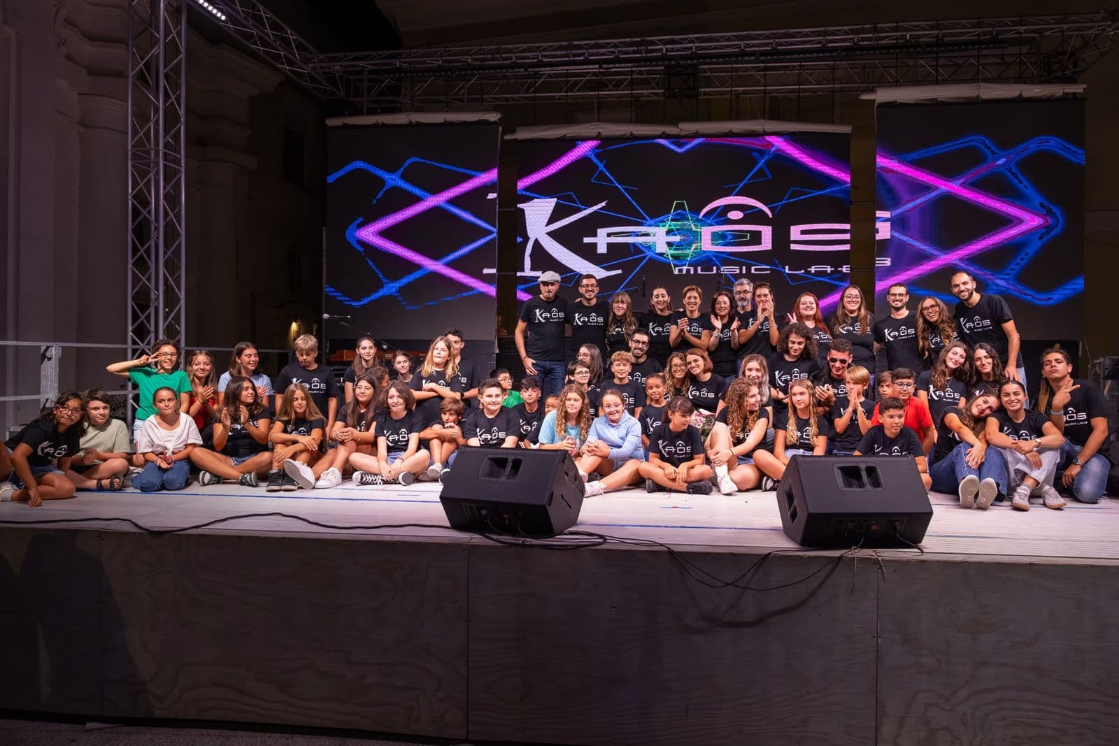 Foto di gruppo studenti Kaos Music Lab sul palco
